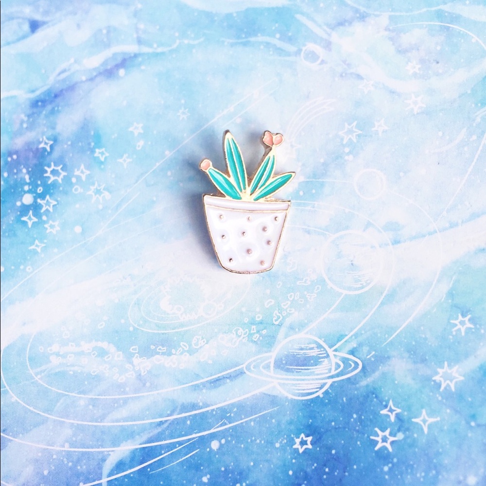 ✨ Tiny plant enamel pin ✨